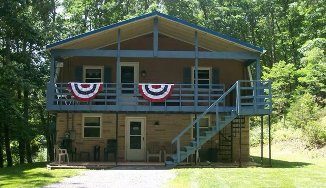 Charming 4-bedroom cabin with HOTTUB in peaceful Upper Tract with WiFi, AC