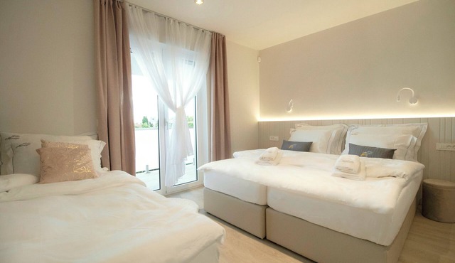Charming 4-bedroom villa with pool, private parking, AC, WiFi in Zambratija