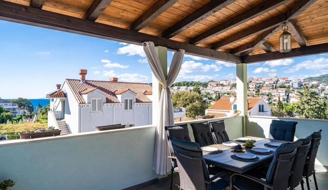 Charming 4-bedroom villa with WiFi, AC above sunset beach