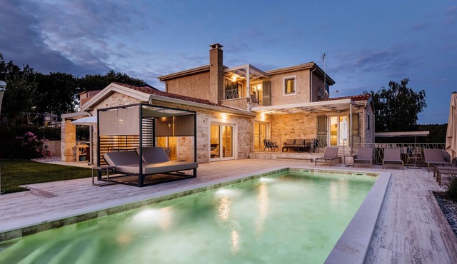 Charming 4-Bedroom Villa with Heatable Pool, Jacuzzi and Sauna