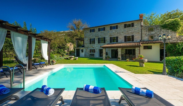 Charming 4-bedroom villa with AC and WiFi in welcoming Buzet