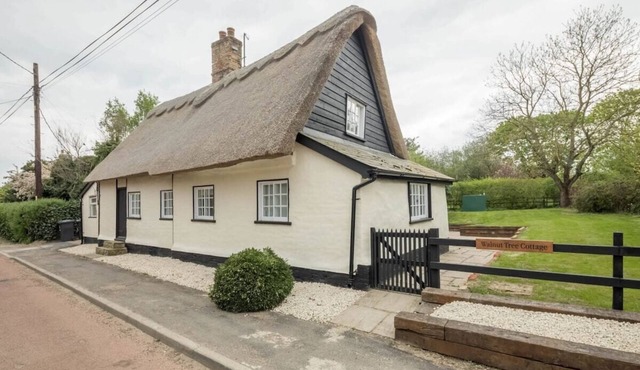 Charming 4 Bedroom Walnut Tree Cottage in Knapwell