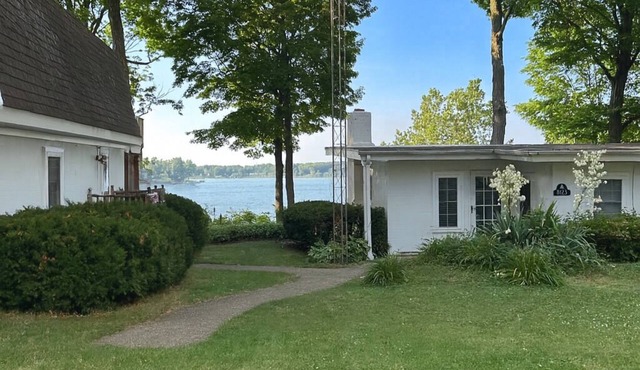 Charming 4-bedroom with views of Paw Paw Lake. Sleeps up to 10.