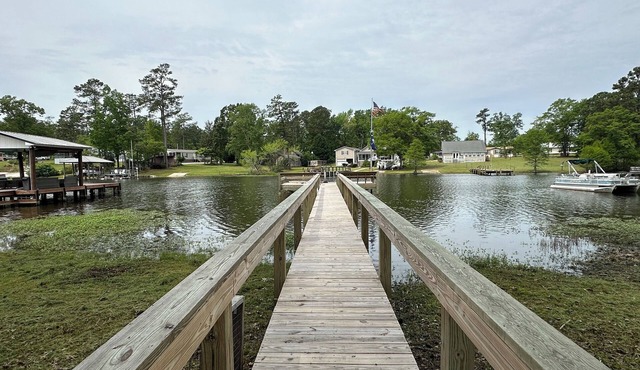 Charming 4-bedroom WATERFRONT house with AC and WiFi on Lake Marion