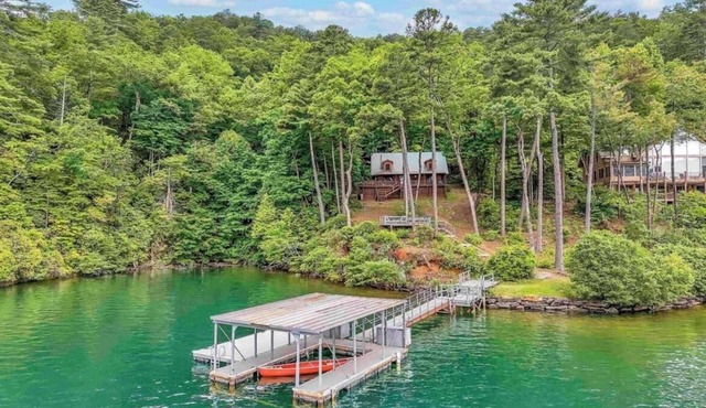 Charming 4-bedroom WATERFRONT, WiFi, gentle slope from cabin to Lake Jocassee.