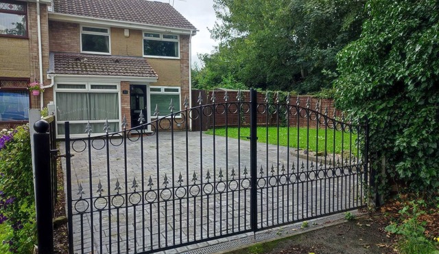 Charming 4 bedrooms house- garden- fenced parking