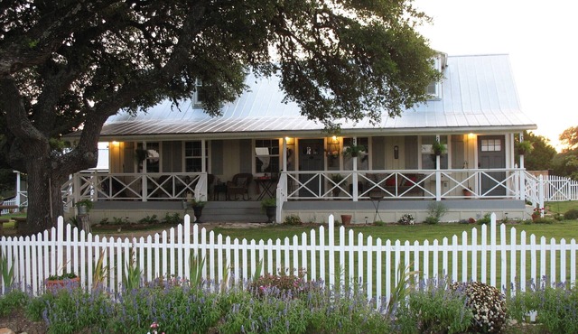 Charming 4-BR/4 Bath Farmhouse on 40 beautiful acres in Dripping Springs, Tx