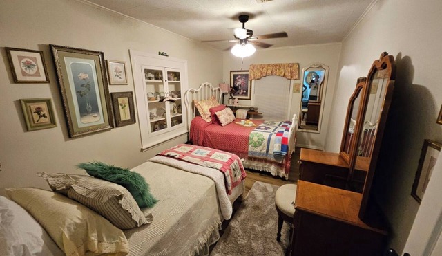 Charming 4-brd. home in Coldspring, 1 block from Courthouse square. Sleeps 10.