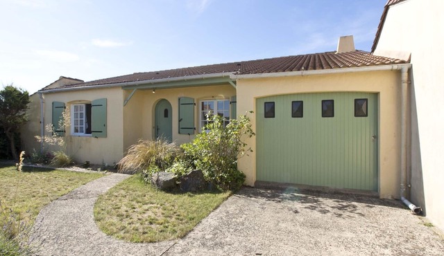 Charming 4-Bedroom Pavilion with Terrace, Close to Beach and Trails
