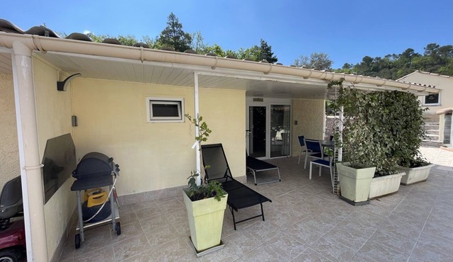 Charming 4-person apartment with private lake access