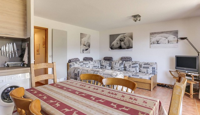 Charming 4-room apartment, sleeps 8, near slopes, parking, WIFI