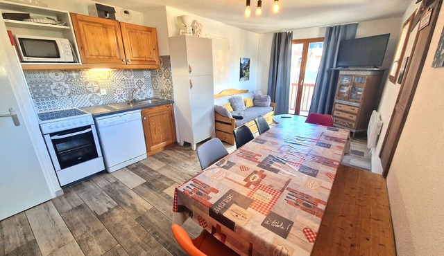 Charming 4-Room Apartment for 8, Near Slopes in Valfréjus