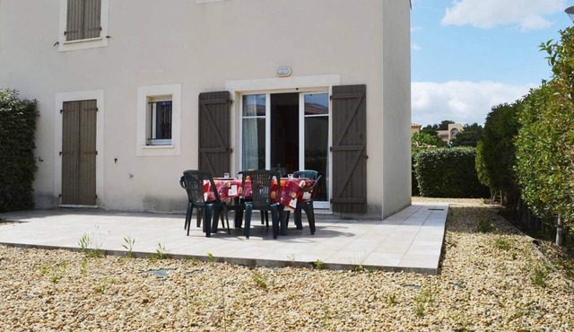 Charming 4-Room Mezzanine House, 300m to Beach, Sleeps 7, Narbonne Plage