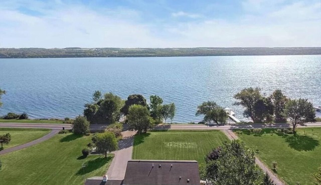 Charming 4-Season Cayuga Lake House near Sheldrake Point!