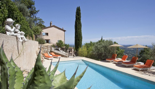 Charming 4-star holiday cottage on a family property w/sea view and heated pool