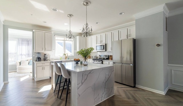 Charming 4-Story Townhome with Hot Tub