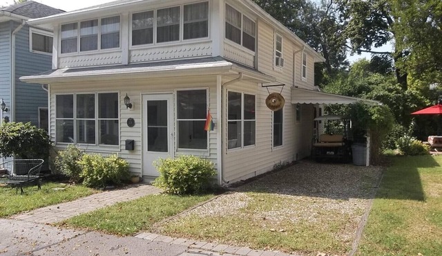 Charming 4 Bedroom Cottage in Lakeside w/4 person golf cart and linens