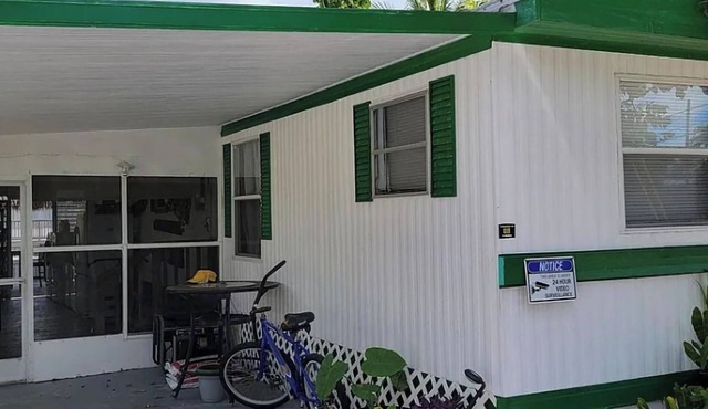 Charming 46 ft lg canel ft 2-bed in delightful Little Torch Key with RV hook up.