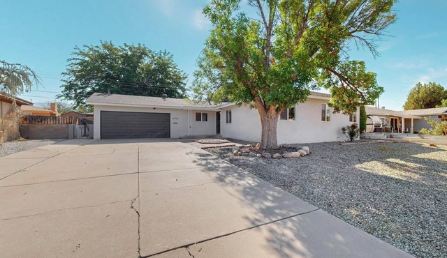 Charming 4bd/2ba near Uptown ABQ, Garage, Dogs