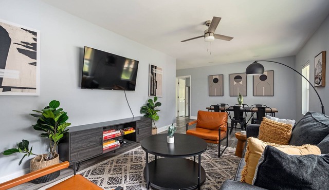 Charming 4bd/4ba house, 2 King Beds, Firepit, Game Area in beautiful Atlanta