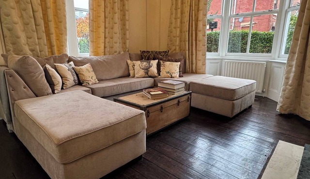 Charming 4BDR Spacious Sheffield Home with Parking