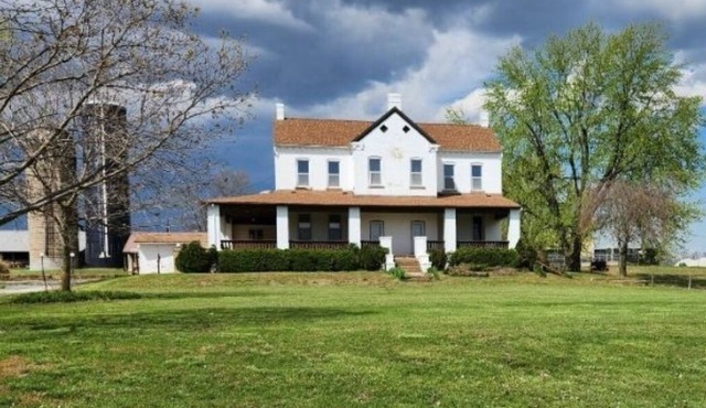 Charming 4BDRM Farmhouse Retreat. Private Pool & Fishing Lake Access,cap. for 11