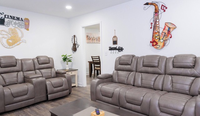 Charming 4bed/3bath with Pool Table -2King/3Queen Beds