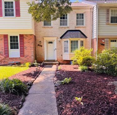 Charming 4BR 4BA Townhouse In Annandale, VA