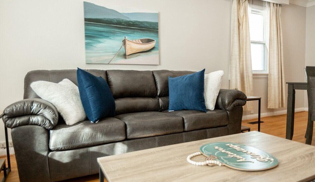 Charming 4BR Barrie Retreat with Backyard