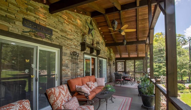 Charming 4BR Cottage, 1 Mile to Skiing! Fire Pit! Mountain Views! King Master!