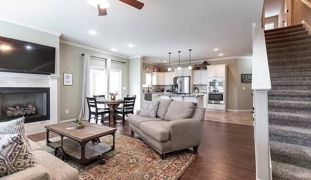 Charming 4BR Haven: Close to University & Downtown