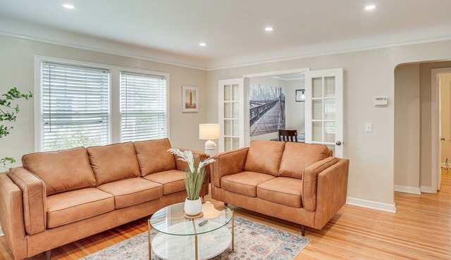 Charming 4BR Home; 3 Levels; Near Airport & MOA
