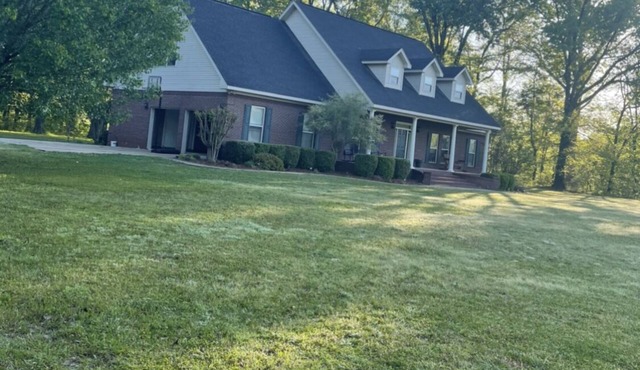 Charming 4BR Home With Outdoor Living Area That Is Close To It All✨ HOT TUB✨