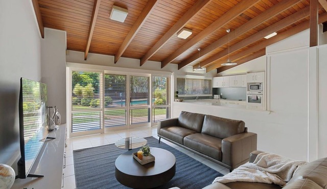 Charming 4BR House w/Pool& Parking near Sunnybank