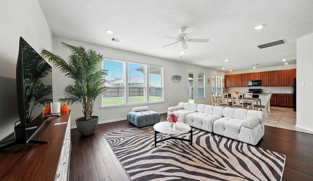 Charming 4BR Oasis on Rosehill Summit｜Large Fenced Yard｜Garage｜Pet Friendly