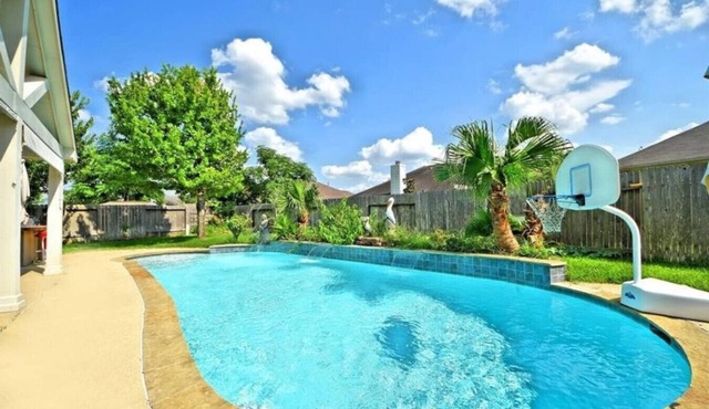 Charming 4BR Private Pool Oasis w/King Bed Suite