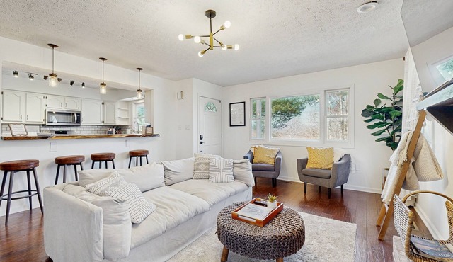Charming 4BR retreat with Full Kitchen, Wifi and Patio | Pet-friendly