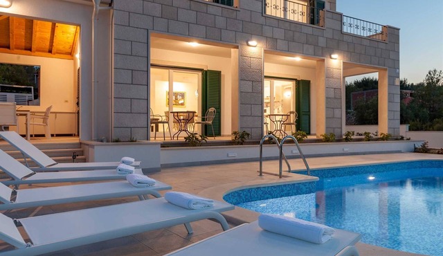 Charming 4BR Villa Retreat for 8 Guests, with Pool, Close to the Beach