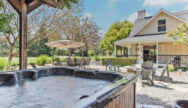 Charming 4BR Wine Country Getaway w/Spa & Firepit