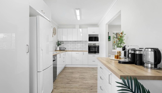 Charming 5-Bed Coastal Escape in Maroochydore