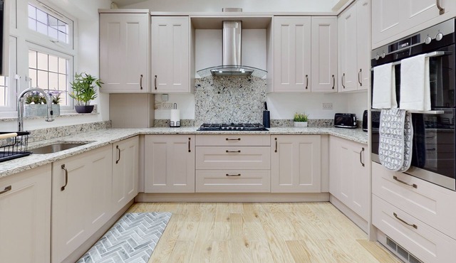 Charming 5-bed House in Romford