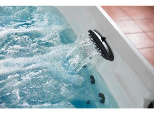 Charming 5 Bed with Spacious Yard with HotTub