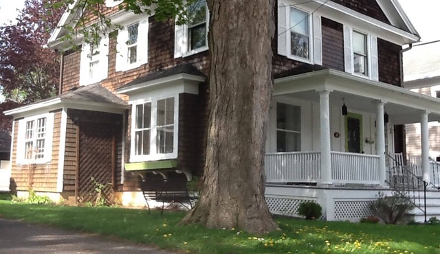 Charming 5 Bedroom, 2 Bath House in the Village, 2 Blocks from the lake.