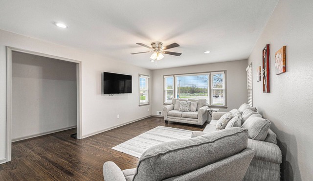 Charming 5-Bedroom B&B in Smithville – Newly Remodeled Gem!