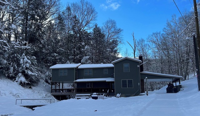 Charming 5-bedroom cabin with Hot tub + Pickle-ball court