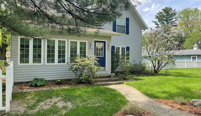 Charming 5-bedroom cottage with WiFi, AC, recreation barn and great beach.