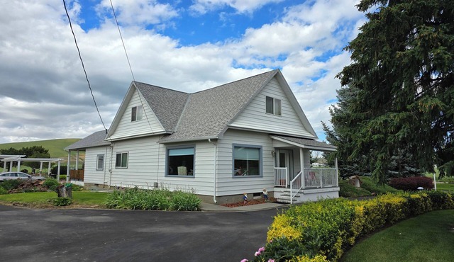 Charming 5-bedroom farmhouse with a great yard in delightful Waitsburg