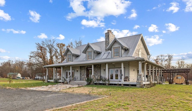 Charming 5-bedroom farmhouse in delightful Leesburg, sauna, jacuzzi, fire pit.