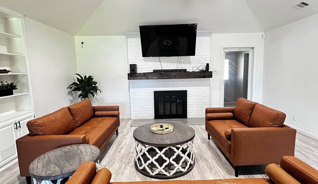 Charming 5-bedroom house with AC and WiFi in San Angelo.