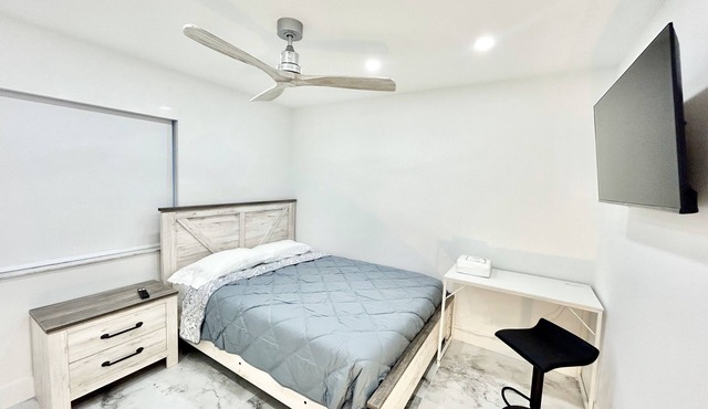 Charming 5-bedroom house with AC and WiFi in Davie